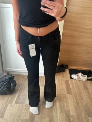 LTB low waist jeans - Roxy bootcut - Svarta lågmidjade jeans från LTB i modellen Roxy. Bootcut. Endast testade och tvättade en gång, i mycket bra skick. Säljs då de är lite för små för mig tyvärr  Storlek 25x32 Nypris ca 700 kr, slutsålda. 