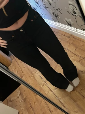 Svarta jeans - Säljer ett par svarta bootcut low waist jeans från Gina, knappt använd, säljer även ett par likadana blåa