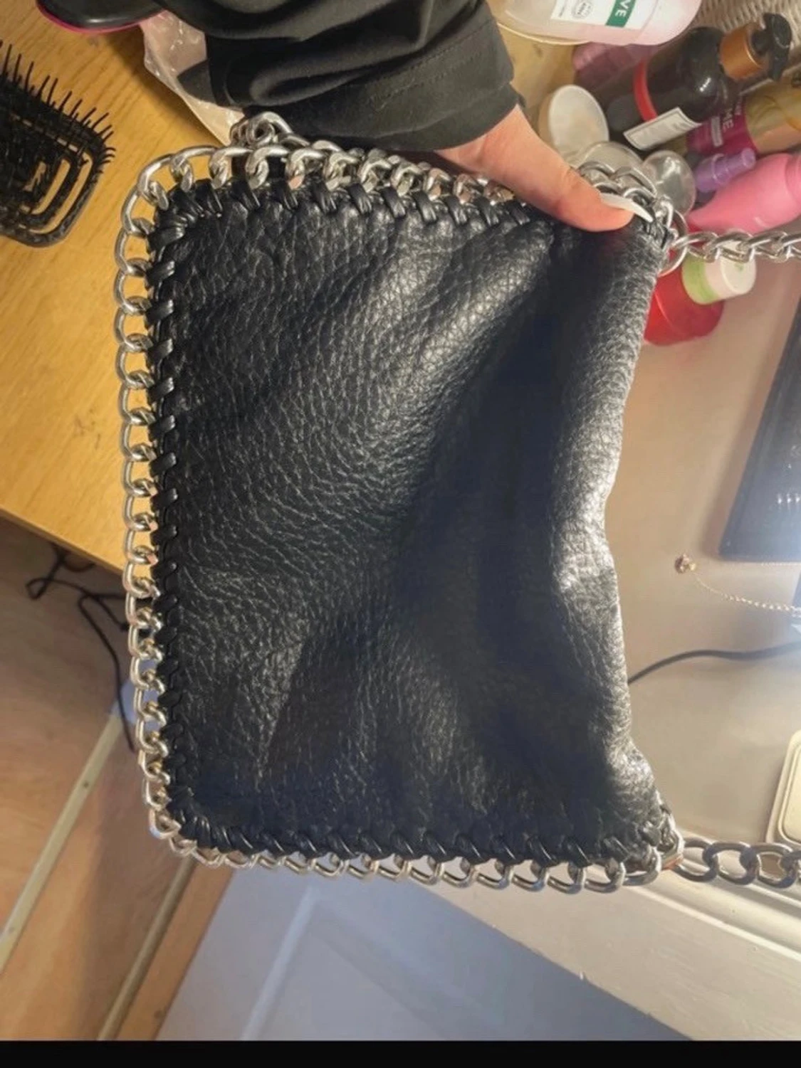 Svart axelväska med kedjedetaljer - 1