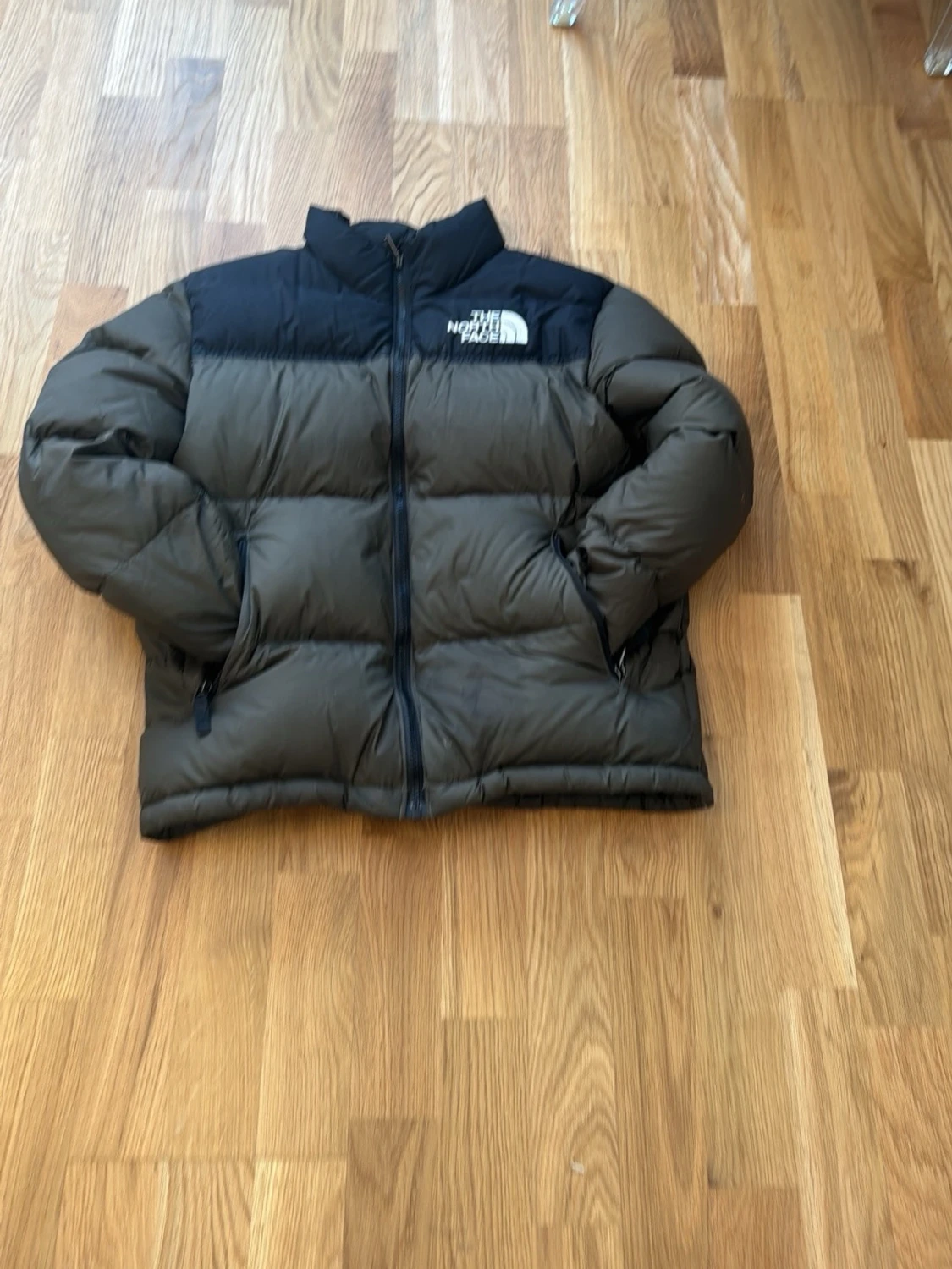 Svart och mörkgrön pufferjacka North Face