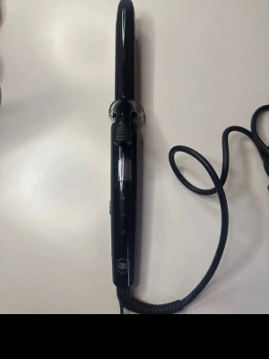 Svart locktång Björn Axén Tools - Elektrisk locktång från Björn Axén Tools i svart med digital display och värmereglering. Handtaget har en ergonomisk form och tången har en metallklämma för enkel styling. Sladden är lång och flexibel, perfekt för att skapa snygga lockar.