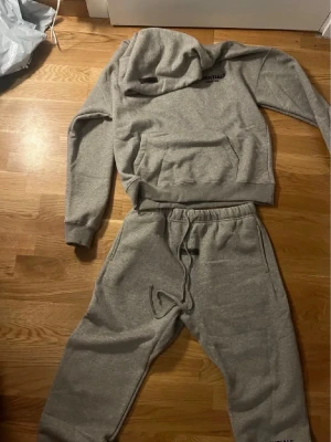 Grå tracksuit Essentials - Säljer en grå tracksuit från essentials knappast använd skriv för mer info.