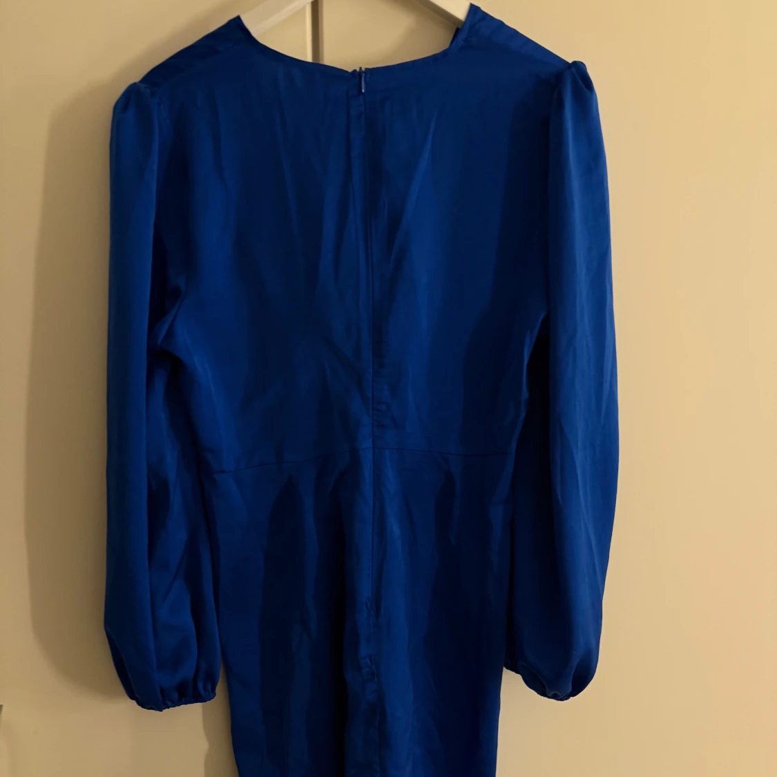 Blå omlottklänning med lång ärm - 1