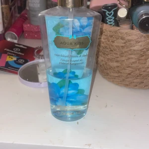 Victoria Secret Aqua Kiss Fragrance Mist - Säljer denna victoria secret body mist i den gamla modellen! Priset kan absolut diskuteras!