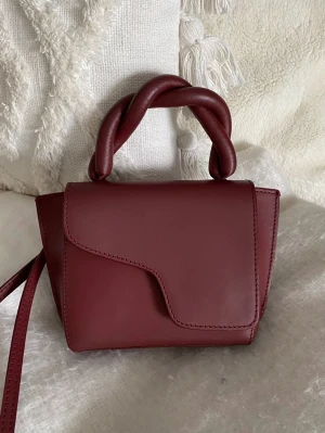 ATP atelier vinröd väska  - Säljer denna vinröda väskan från ATP atelier som inte säljs längre!!! Superfin och jättebra skick då jag använd den väldigt försiktigt, jag har kvar kvittot och dustbag som följer med om man köper!! 