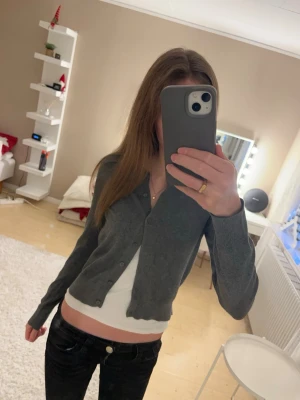 Mörkgrå kofta från H&M, storlek S - Säljer en mörkgrå kofta, den är super fin men Tyvär har den blivit lite liten för mig, är 178cm ❣️