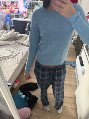 Ljusblå stickad tröja - Mysig ljusblå stickad tröja med rund halsringning och ribbade muddar. Tröjan har en enkel och clean design. Stolek S 💕. Använt ett få antal gånger. 