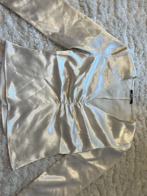 Fest topp - Fin topp med glansigt satin aktigt tyg🎀endast använd 1 g