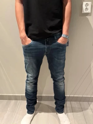 Replay anbass - Säljer dessa feta Replay anbass i bra skick, ända deffekterna ligger på grenen och tagen har klipps av.  Storlek 32/32 modellen är runt 182