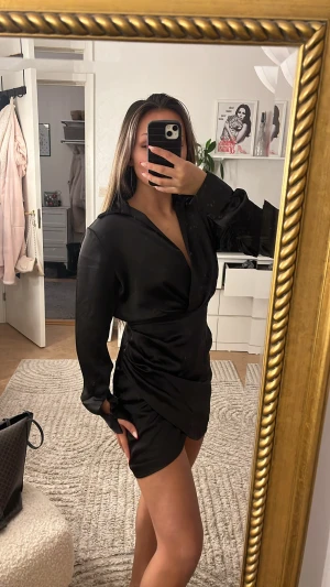 Klänning  - Säljer min super fina klänning som är ifrån new yorker, klänning har inga synliga fläckar osv. Säljer då har jag så många klänningar🫶