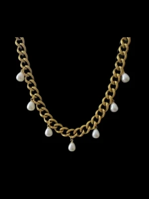 Guldpläterat halsband med droppformade pärlor - Elegant halsband i guldpläterat rostfritt stål – finns även i silverfärgad variant. Matchande örhängen finns i en separat annons.  Smycket är 9 mm brett och har en justerbar längd mellan 38–43 cm, vilket gör att det passar perfekt oavsett stil och tillfälle.. De nickelfria och handgjorda
