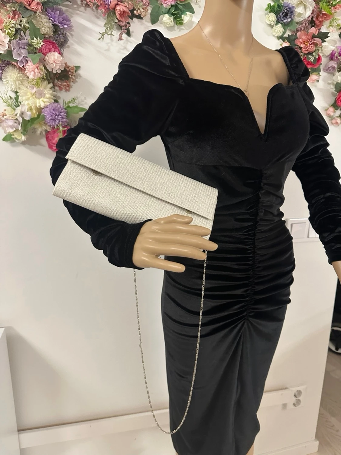 Svart sammetsklänning med v-ringning - 1