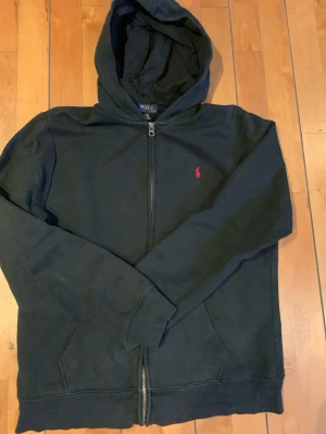 Svart Ralph Lauren kofta - Bra skick inga defekter etc. Äkta och kan diskutera priset vid intresse av köp.