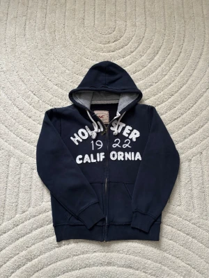 Hollister zip hoodie  - Skick: 8/10 | Storlek: XS | Mitt pris: 999 | Inga defekter | Passar längd 165-170 | Mått Längd: 59 cm Bred: 48 cm | Hör av er vid frågor! 🙌