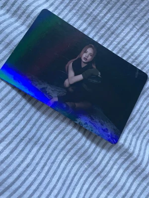 Black Pink photo card - Det är några repor som båda syns vid vissa ljus. Det är svårt att ta bra bilder då detta Photo Cardet är glansigt. Jag skickar med mycket skydd för att minska risken på skada under frakt.