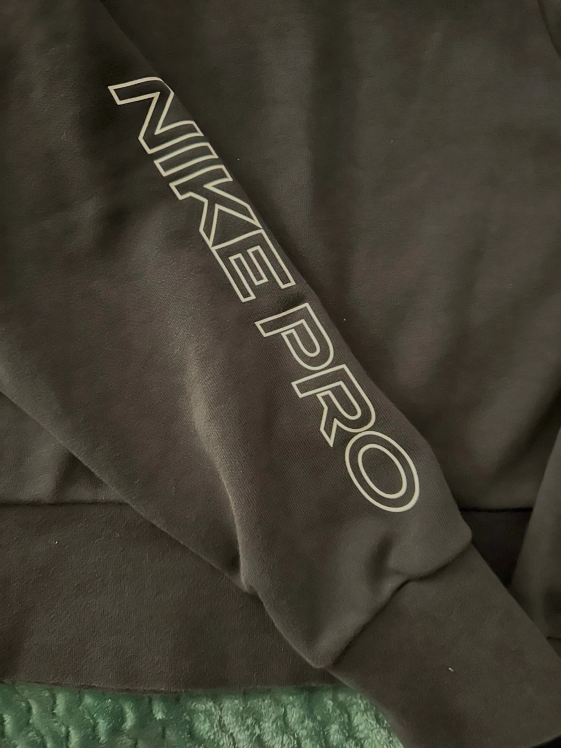 Svart croppad Nike Pro sweatshirt ,storlek M - 1