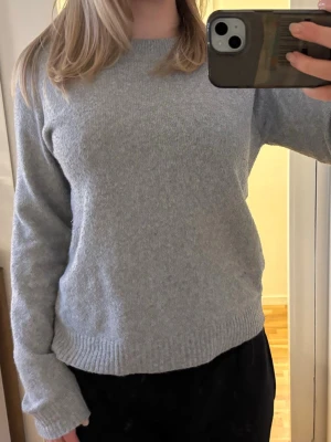 Vero Moda stickad tröja - Grå stickad tröja från Vero Moda💕