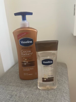 Vaseline Cocoa Radiant Body Oil & Lotion - Två produkter från Vaseline: Cocoa Radiant Body Oil (200 ml) och Cocoa Radiant Body Lotion (600 ml). Båda ger huden glow och innehåller återfuktande ingredienser. Nästan helt fyllda och har används ett fåtal gånger.