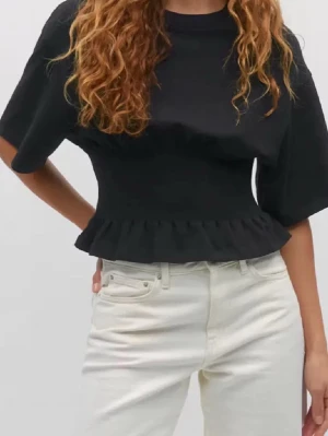 Svart topp med volang - Köpt från Ginatricot använd 2 gånger. Storlek M men passar mig som har S. 