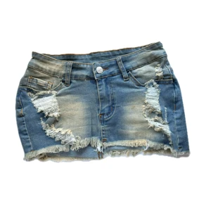 Blå jeanskjol med slitningar - Trendig blå jeanskjol med slitna detaljer och fransig nederkant, midjemått 33 cm tvärsöver 🩷