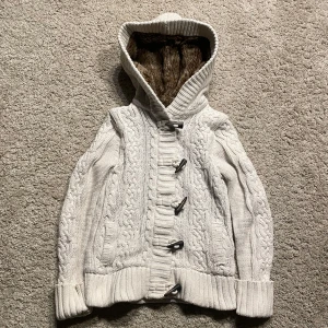 Cardigan med päls - Fet cardigan med päls/fodrning! St S passar XS! Mått- längd 52cm, Bredd 38cm! Passar perfekt nu på vintern! Hör av dig vid ytterligare frågor! Mvh 