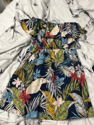 Sommarklänningar  -  Säljer ett sätt med tre jättefina sommarklänningar med en massa somriga blommor och växter på med massa volanger och otroligt fina detaljer. Jättebra skick använt jätte  några gånger.🌹🌸💐🩷