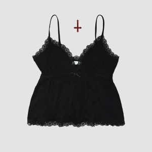 Spetstopp 🖤 - Drömmig svart spetstopp från Nelly! 🥀⛓️Storlek L (mjukt stretch) 📏Har stretchig resår under bysten och en gullig rosett på framsidan. Knappt använd! ✨Köp nu 💌