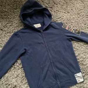Denim and Supply Ralph lauren zip hoodie - Säljer denna riktigt feta Denim and Supply RL zip Hoodien!⭐️Storlek = S / passar S!🤝Hör gärna av er om ni har funderingar!👍