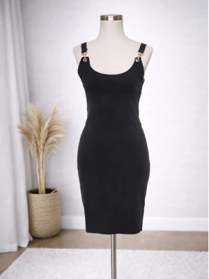ZARA svart klänning – storlek M - Elegant svart klänning från Zara i storlek M. Figurnära passform och stilren design – perfekt till fest, middag eller kvällstillfälle. 