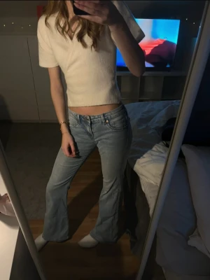 Lågmidjade jeans - ljusblå jeans ifrån hm💞 dom är näst intill oanvända och har inga defekter, storlek 38 men jag skulle säga att dom även passar 36💞 skriv vid frågor!