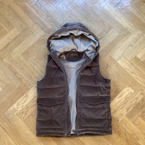 Stenströms väst - Galet fet manchesterväst från Stenströms. Sitter extremt bra, inga defekter, 10/10 skick, fraktar ditekt, tveka inte på att höra av er vid minsta fundering, modellen är 178