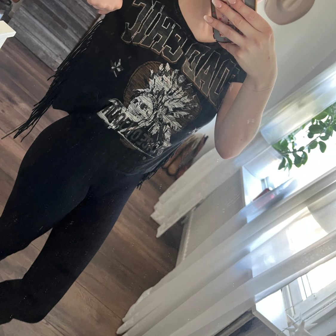 Svart t-shirt med fransar - 1