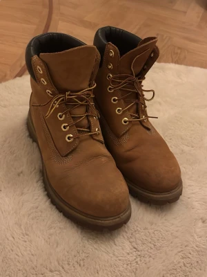 Timberland boots - Klassiska Timberland boots i brun mocka och perfekta nu till vintern. De har använts någon enstaka gång och är i fint skick. Superbekväma och praktiska. Nypris 2400kr. Kontakta gärna för fler bilder!