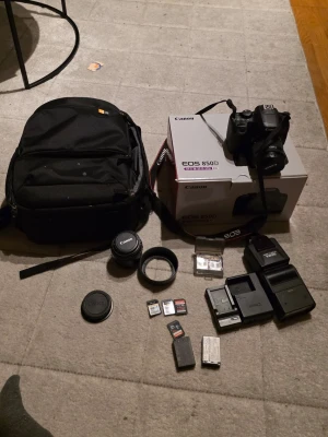 Canon eos 850D kamerapaket  - Paket med systemkamera och massa tillbehör. Canon eos 850D kamerahus, 18-55 mm objektiv,  50mm objektiv,  3 batterier, 2 laddare,  väska, sigma blixt, minneskort 