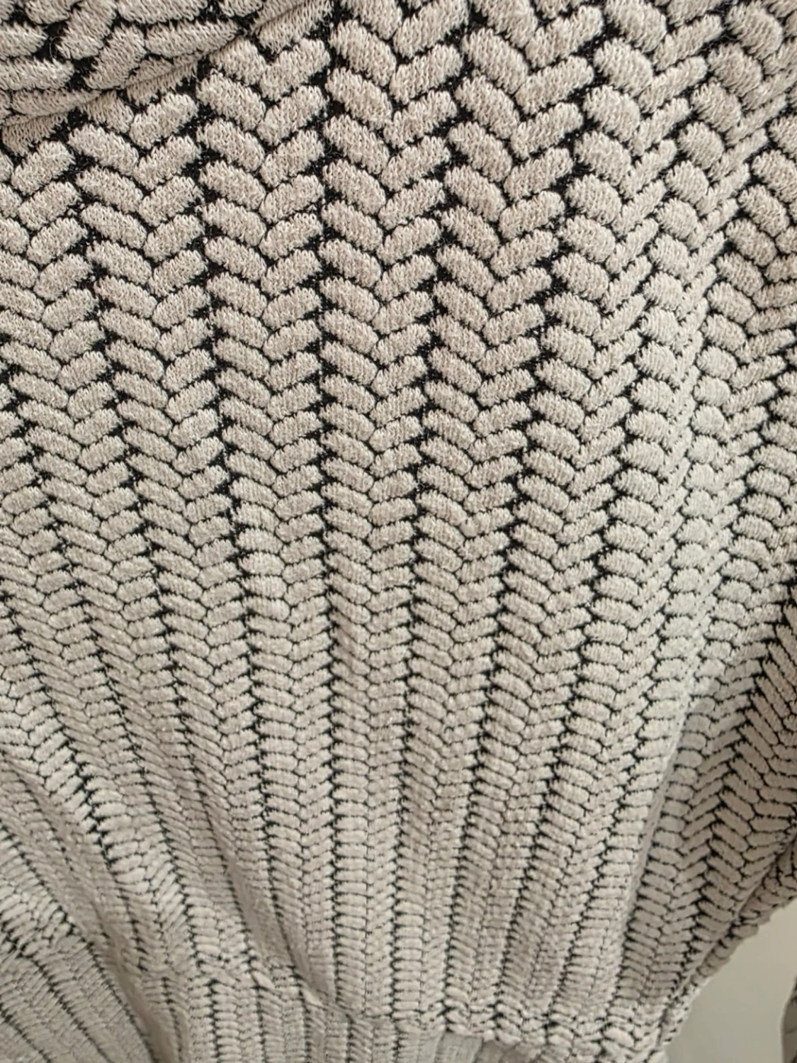 Vit och svart stickad klänning NLY Trend - 1