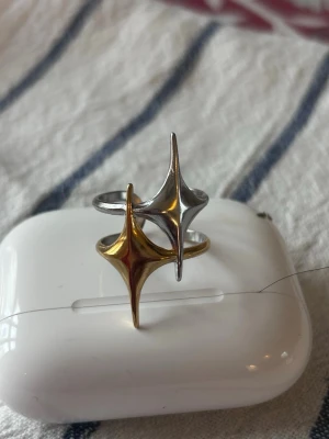 Star stål  ring  - Snyggt stål ring med två stjärnor 🌟 en guldfärgat och den andra silverfärgad. Ringer passar från st 16 till 18 man kan justera 