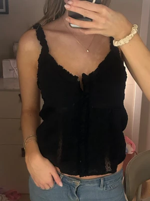 Svart topp  från Zara - Säljer en svart topp från Zara med spetsdetaljer i storlek S 💗