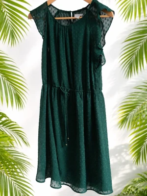 Mörkgrön kortklänning med volang - Supersöt murgrön klänning  från Vero Moda med små prickar i tyget, volangdetaljer på axlarna och knytband i midjan. Klänningen är ärmlös och har en luftig, lätt form som passar perfekt till sommaren. St 38 M +