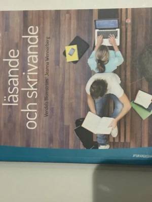Akademiskt läsande och skrivande - Perfekt för dig som pluggar på universitet eller högskola! Den här boken guidar dig genom akademiskt läsande och skrivande med konkreta tips och övningar. Passar både nybörjare och mer erfarna studenter som vill utveckla sina studietekniker.