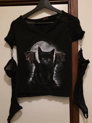 Gothic top från Spiral Direct - Top med nätdetaljer och söt vampyrkatt. Nätärmar som sitter fast på långfingret. 