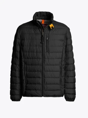 Snygg Parajumpers UGO jacket👌🏾 - kom privat för äktahets bevis🙌🏾😍 Säljer en snygg jacka från Parajumpers i modellen UGO 0541 black. Storlek Y-M vilket motsvarar ungefär S-M. Unisex model. Köpt för 5400kr men säljer för 2000kr (kan gå ner mer vid snabb affär)😁 OBS!! jackan är i mycket fint skick men finns ett slitage (se sista bild). Slitaget blir dock extra tydligt när man tar bild på de i ljuset som nu. Ingen man annars känner av alls! 