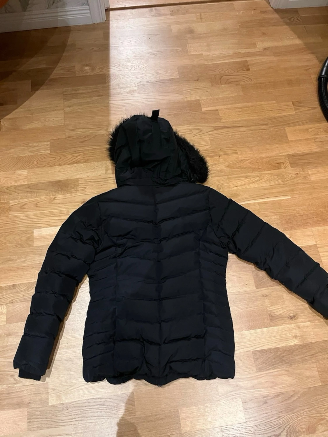 Svart pufferjacka med fuskpäls - 1