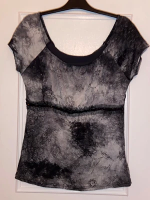 Cute y2k top - lace - mesh - beads - Super fin topp i nyskick  St L Mått: armhåla till armhåla 52-65cm x2  Den har stretch i sig så den är bekväm och töjbar 