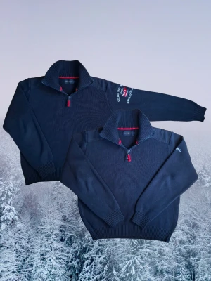 Quarter zip från Henri Lloyd  - En Riktigt snygg Quarter zip tröja ifrån Henri Lloyd. Tröjan är I bra skick förutom ett litet släpp  vid armhålan (se bild). Modellen är 173cm lång och tröjan är i storlek S.