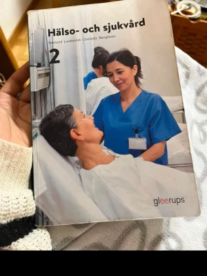 Hälso- och sjukvård 2 - Lärobok för dig som vill fördjupa dina kunskaper inom hälso- och sjukvård. Här får du koll på medicinteknisk utrustning, vårdinsatser och hur man hanterar akuta situationer. Perfekt för dig som pluggar vård och vill bli tryggare i yrkesrollen!