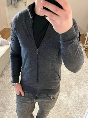 Massimo Dutti full zip Merino ull  - Massimo Dutti full zip | Mycket bra skick | Size - L | Pris 499 | Hör av dig vid minsta fråga eller fundering📩