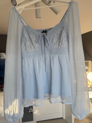 Blå blus  - Ljusblå blus från vero Moda. Använd max 2 ggr strl M