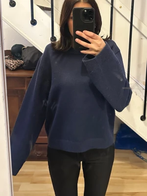 Mörkblå stickad tröja från Gina Tricot - Säljer en mörkblå stickad tröja från Gina Tricot i storlek S. Superenkel att matcha med jeans eller kjol.