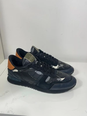 Valentino Rockrunner Skor - Säljer nu dessa Valentino rockrunner skor, skriv för fler bilder/frågor🙌🏼