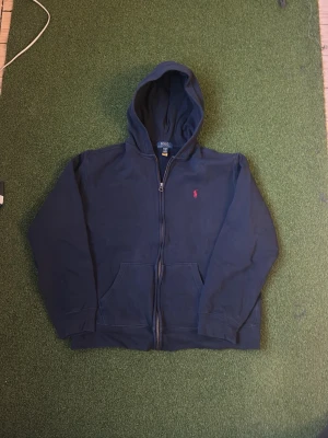 Ralph Lauren Hoodie - Fin Ralph Lauren hoodie storlek 18-20. Skulle säga att den passar XS/S Lite noppig på insidan  Pris:479 Hör av dig om du har någon fråga eller fundering!